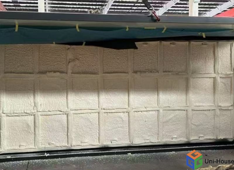 Material de PU pulverizado en la parte inferior del contenedor expandible